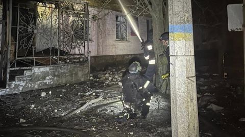 Горіла триповерхівка, серед 9 постраждалих – дитина. РФ вдарила по Дніпропетровщині (фото)