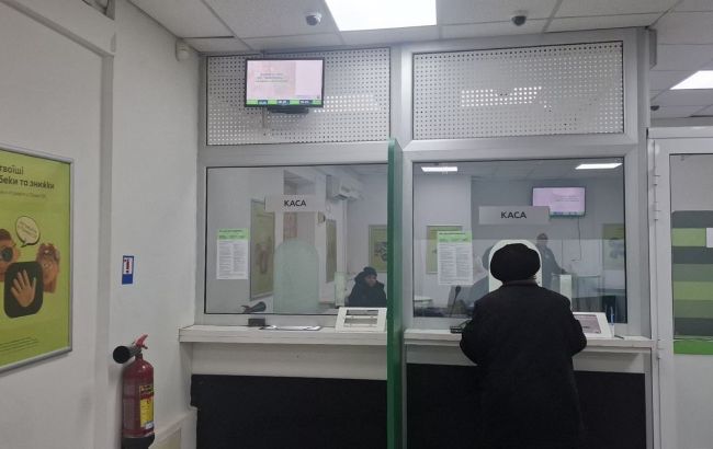 НБУ знизив курс долара на понеділок: чи варто скуповувати валюту “на всі гроші”