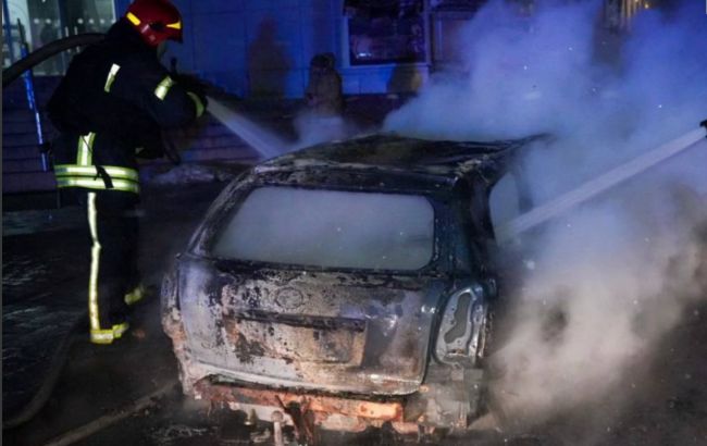 Понівечені багатоповерхівки та авто: наслідки удару РФ по Одесі показали на фото